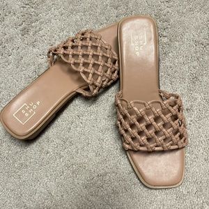 Women’s woven sandal
